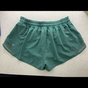 lululemon hotty hot shorts 2.5